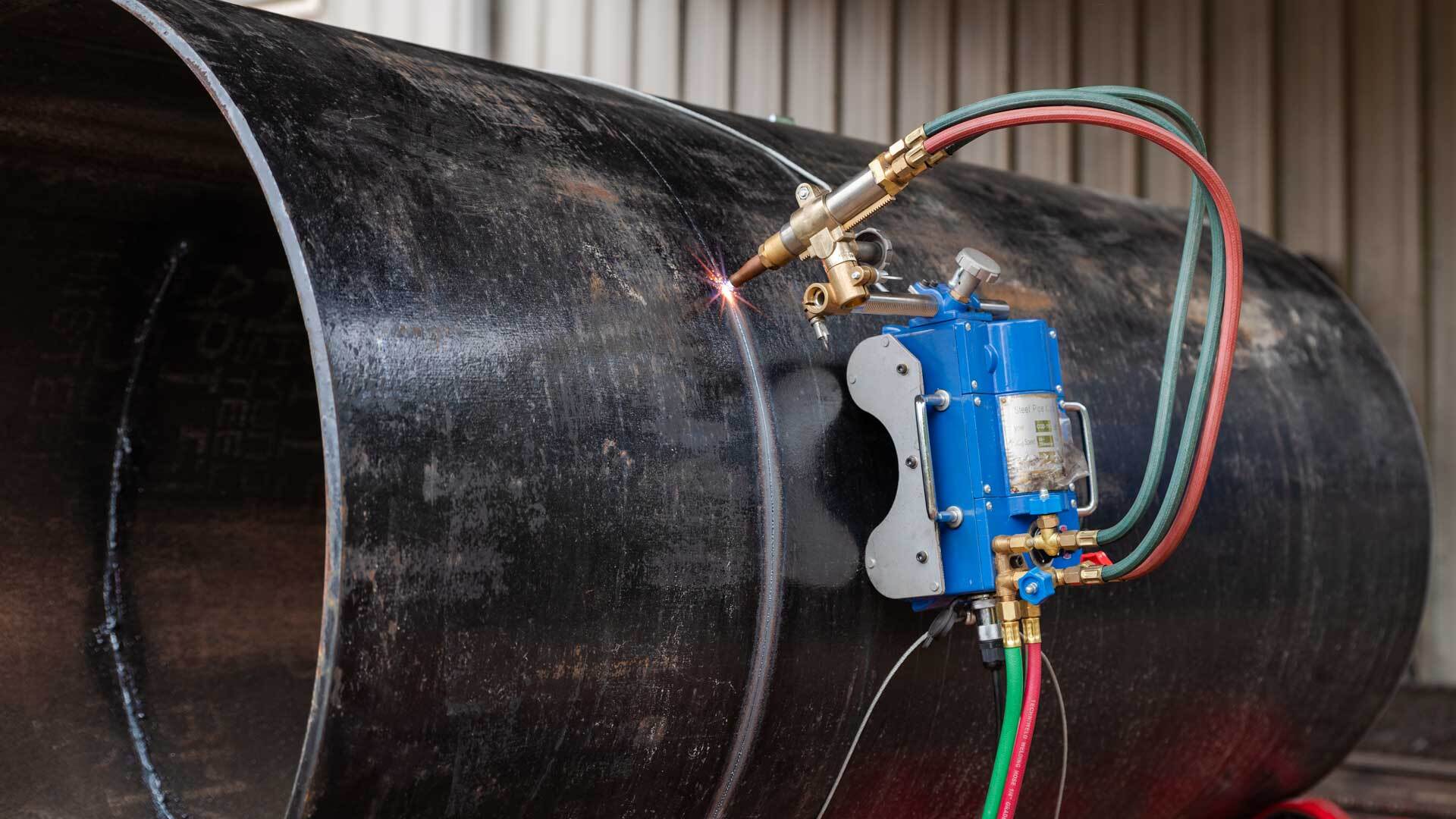 Magnetic Pipe Torch cutting a large diameter pipe